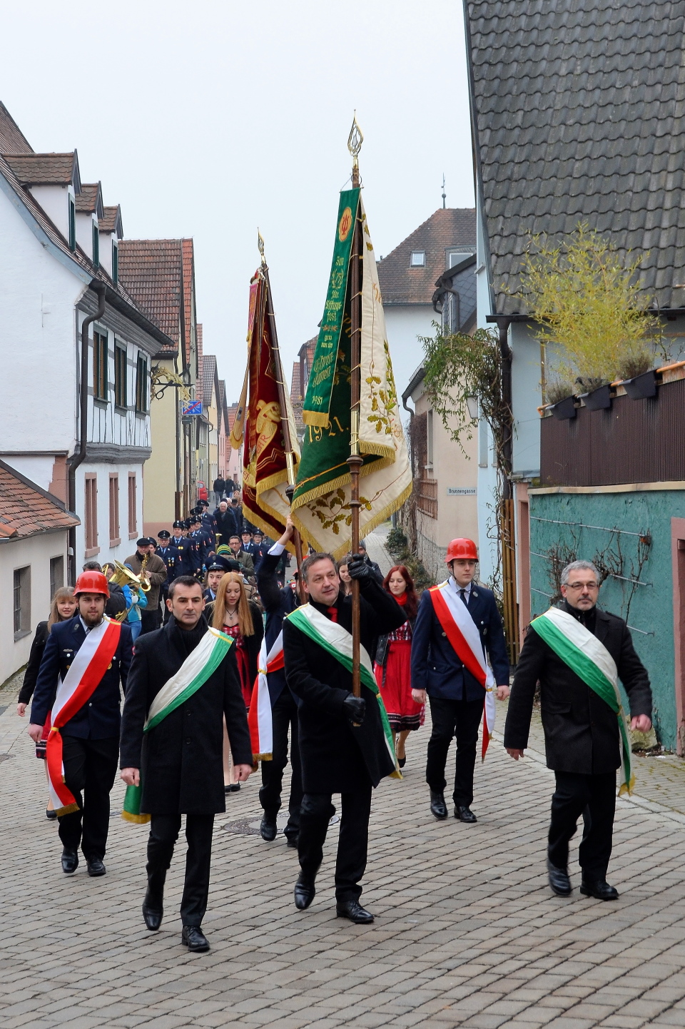 Zug zur Kirche - Fahnenabordnungen MGV und FFW