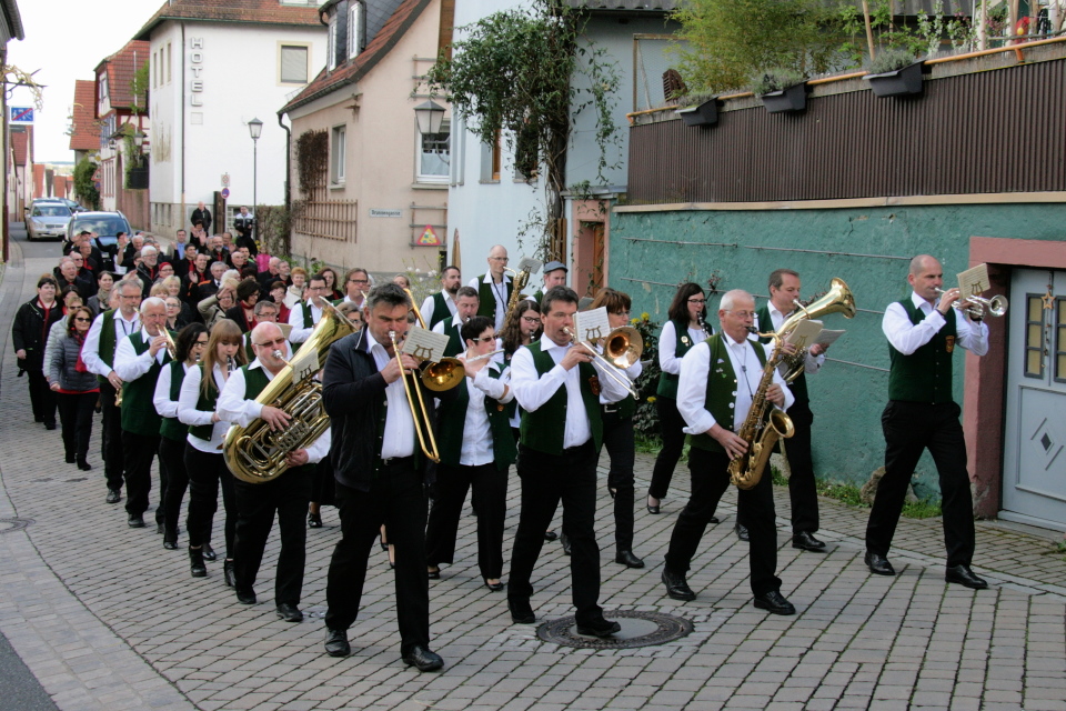 Festzug zur Kirche